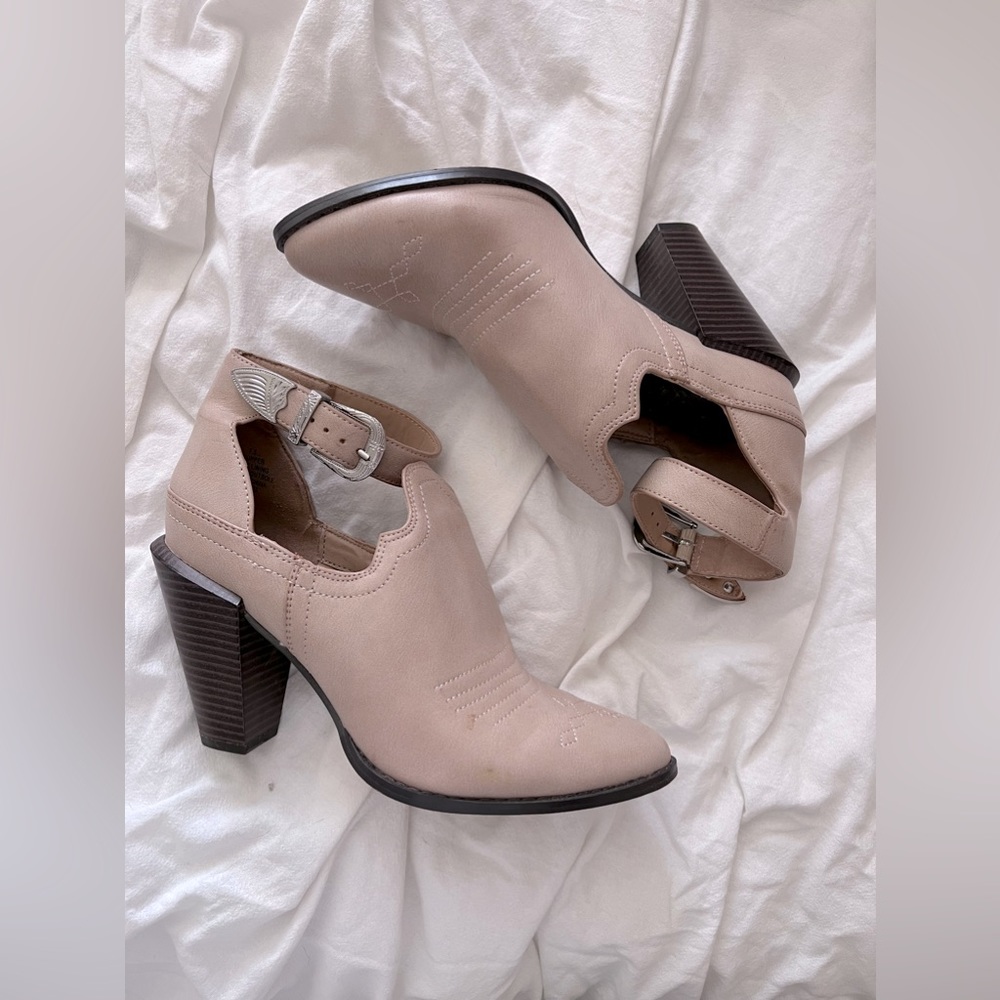 Western style ankle boot